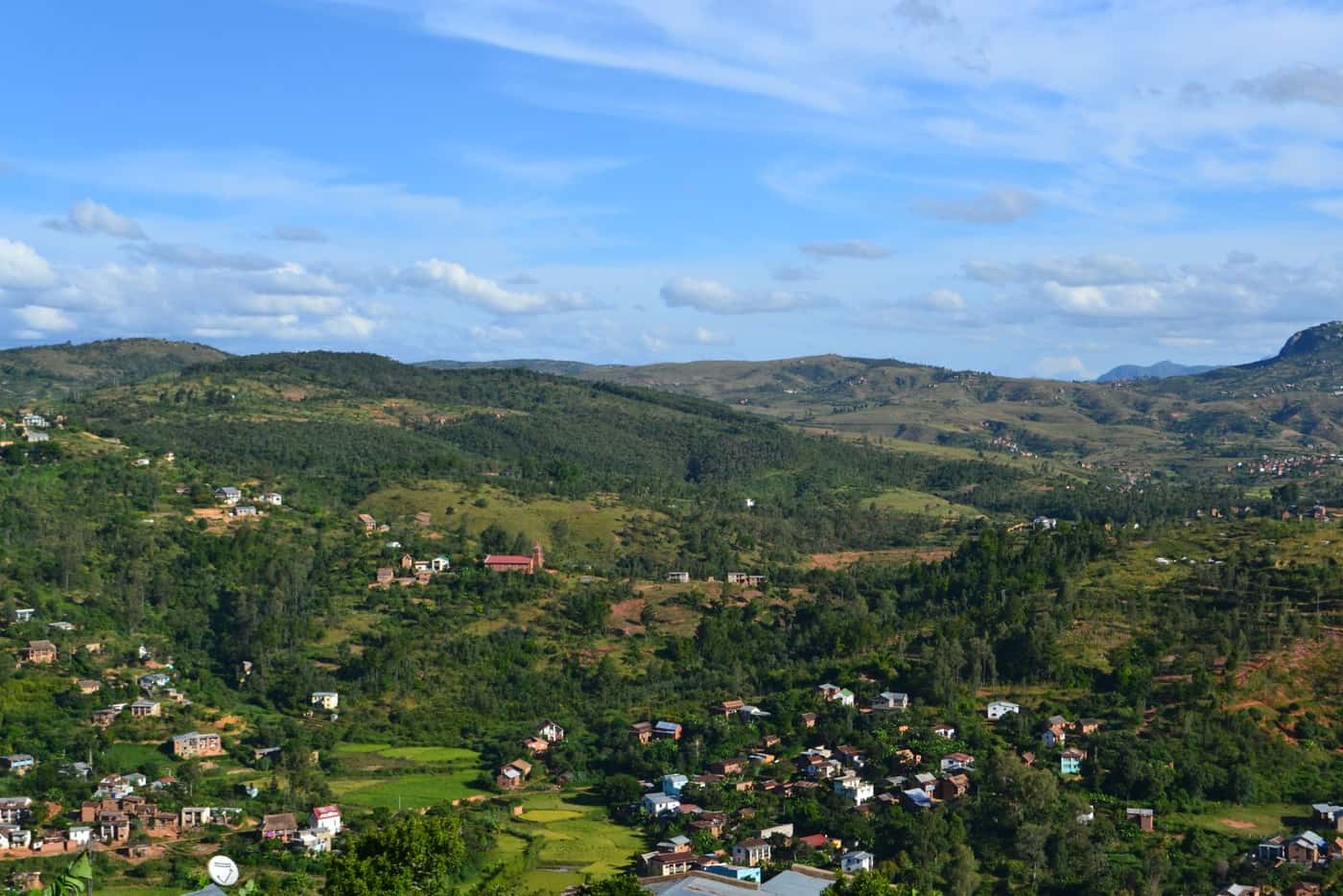 Végétation dense et cours d'eau de la côte est de Madagascar.